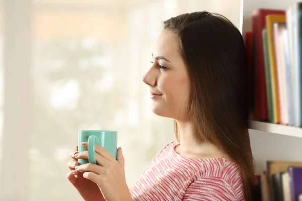 Vue Côté Portrait Une Femme Détendue Tenant Une Tasse Café — Photo