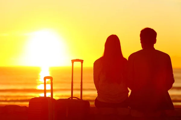 Vue Arrière Silhouette Rétroéclairée Couple Voyageurs Regardant Soleil Voyage Vacances — Photo