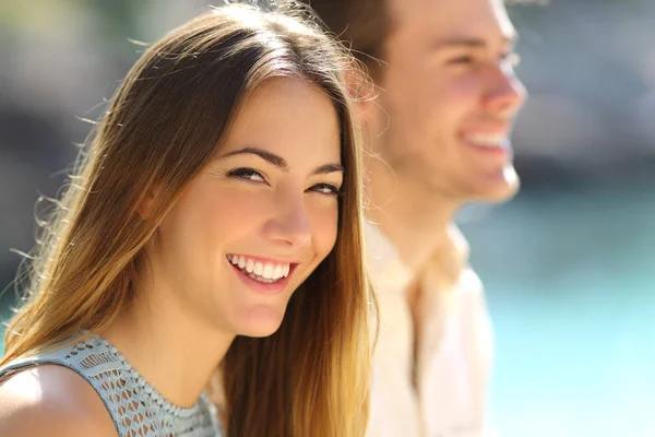 Mulher Feliz Sorrindo Com Dentes Perfeitos Olhando Para Você Lado — Fotografia de Stock
