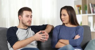 Sıkıcı konuşan adam ve kız onu görmezden evde akıllı telefon kullanır