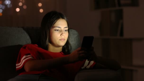 Menina Séria Conversando Telefone Sentado Sofá Noite Casa — Vídeo de Stock