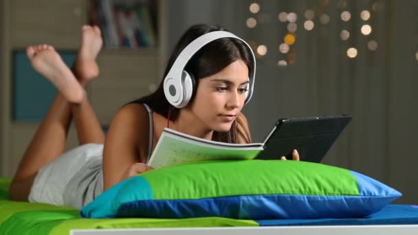 Estudante Concentrado Comparando Notas Line Estudando Com Tablet Caderno Deitado — Vídeo de Stock