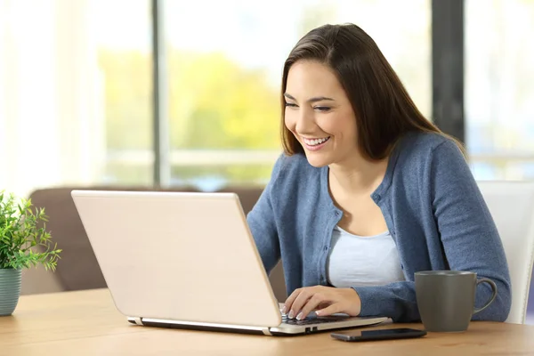 Mujer Feliz Escribiendo Portátil Escritorio Casa — Foto de Stock