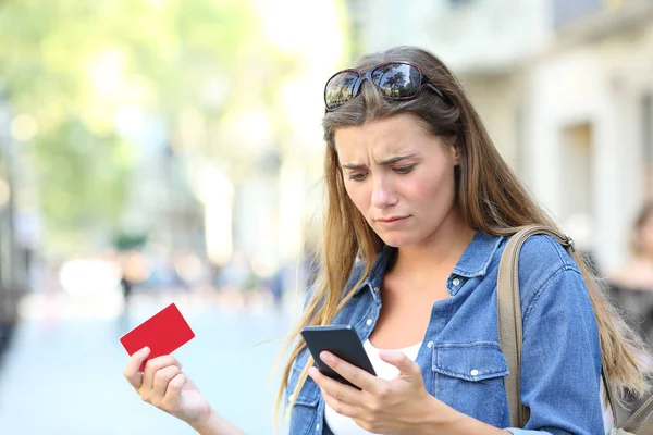 Orolig Tjej Har Online Betalningsproblem Med Smart Telefon Gatan — Stockfoto