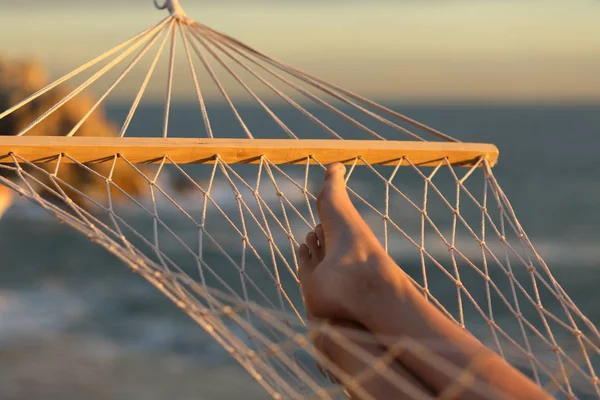 Zbliżenie Nogi Kobiety Odpoczynek Hamaku Letnie Wakacje Zachodzie Słońca — Zdjęcie stockowe