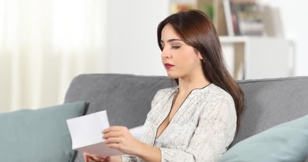 Mulher Feliz Lendo Uma Carta Sentada Sofá Sala Estar Casa — Vídeo de Stock