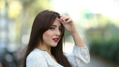 Mutlu kadın kamera ağır çekimde kaydedildi sokakta flört bakarak