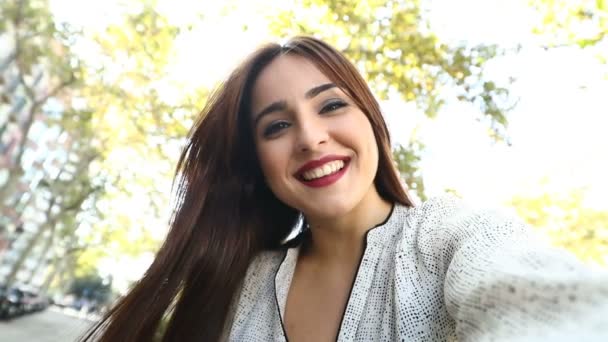 Mulher Feliz Segurando Uma Câmera Tirando Selfies Rua Gravada Câmera — Vídeo de Stock