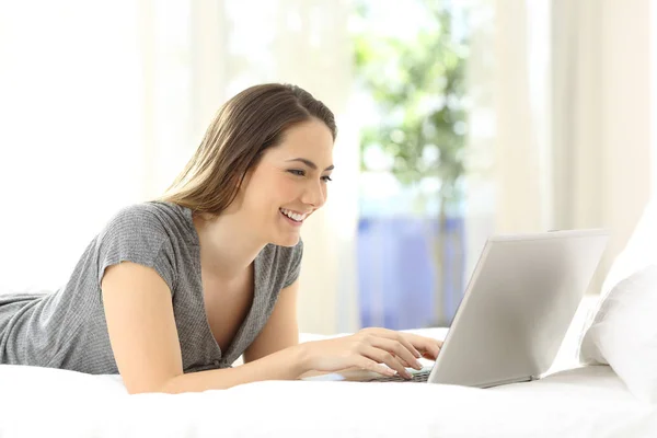 Mutlu Kadın Yatakta Evde Arama Online Bir Dizüstü Bilgisayar Kullanarak — Stok fotoğraf