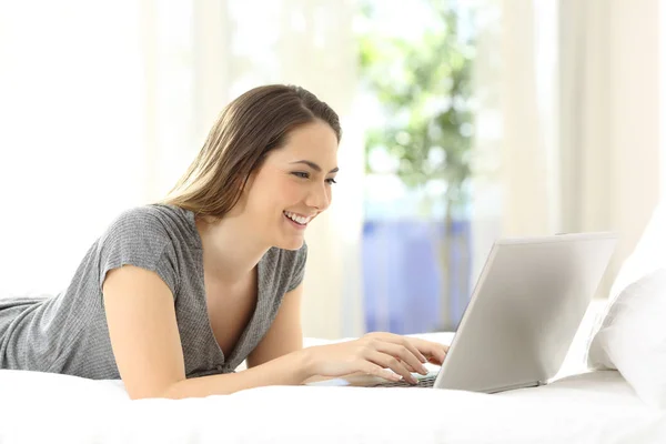 Felice Signora Utilizzando Computer Portatile Ricerca Online Sul Letto Casa — Foto Stock