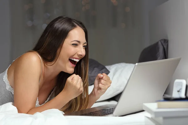 Wanita Bersemangat Memenangkan Hadiah Online Berbaring Tempat Tidur Malam Hari — Stok Foto