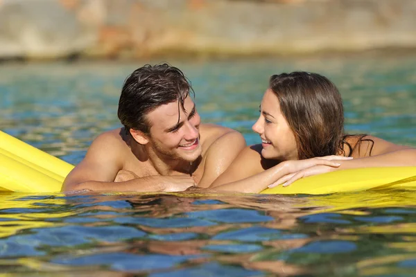 Casal Flertando Flutuando Uma Cama Inflável Praia Férias Verão — Fotografia de Stock