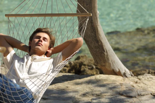 Relaxado Homem Descansando Uma Rede Praia Férias Verão — Fotografia de Stock