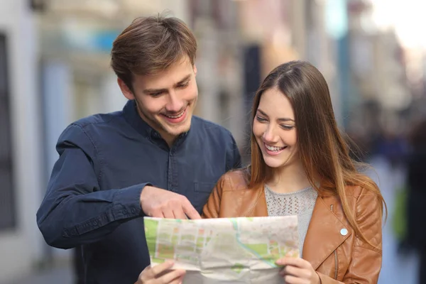 Mutlu Bir Çift Sokakta Bir Kağıt Harita Kullanarak Tatil Turist — Stok fotoğraf
