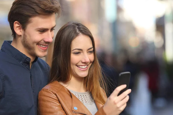 Glückliches Paar Überprüft Smartphone Inhalte Einer Altstadtstraße — Stockfoto