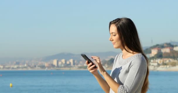 Vista Lateral Uma Mulher Animada Lendo Boas Notícias Telefone Inteligente — Vídeo de Stock