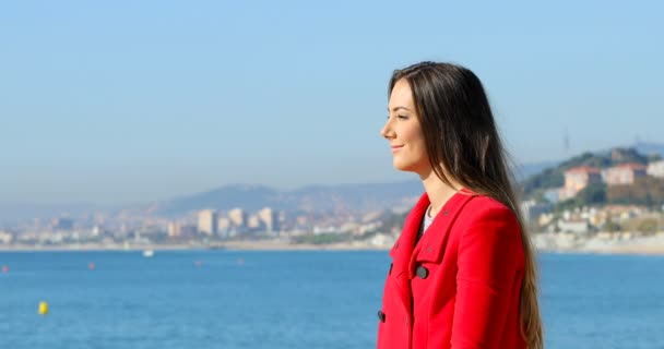 Vista Lateral Retrato Uma Mulher Feliz Vermelho Respirando Fresco Profundo — Vídeo de Stock