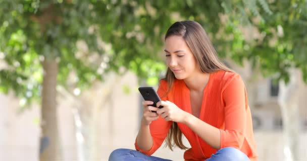 Mujer Seria Usando Teléfono Inteligente Para Enviar Mensajes Sentados Banco — Vídeos de Stock