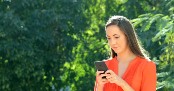 Gelukkige Vrouw Lopen Met Behulp Van Slimme Telefoon Chatten Een — Stockvideo