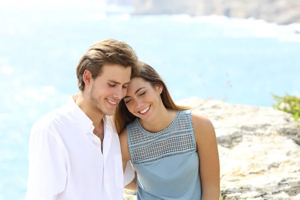 Glückliches Paar Flirtet Auf Urlaubsreise Strand — Stockfoto