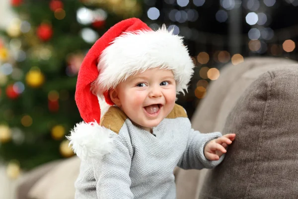 Bambino Gioioso Che Guarda Macchina Fotografica Natale Divano Soggiorno Casa — Foto Stock
