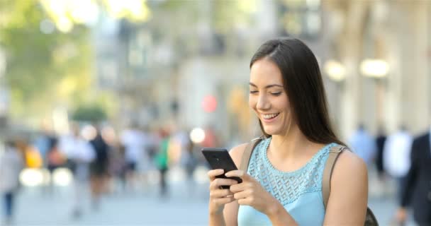 Menina Feliz Mensagens Texto Telefone Inteligente Rua — Vídeo de Stock