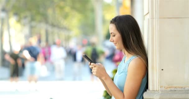 Perfil Una Mujer Feliz Enviando Mensajes Texto Teléfono Inteligente Apoyado — Vídeo de stock