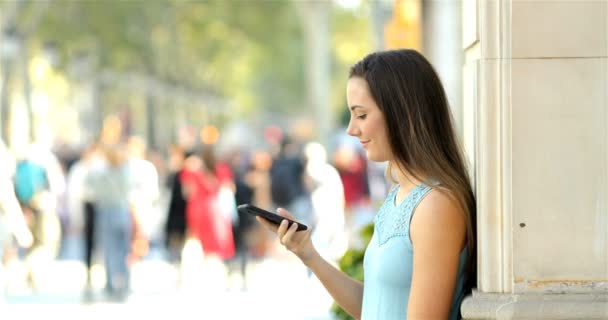 Профиль Девушки Разговаривающей Телефону Опирающейся Стену Улице — стоковое видео
