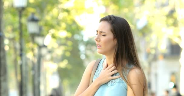 Astmatické Žena Trpí Astmatický Záchvat Používat Inhalátor Ulici — Stock video