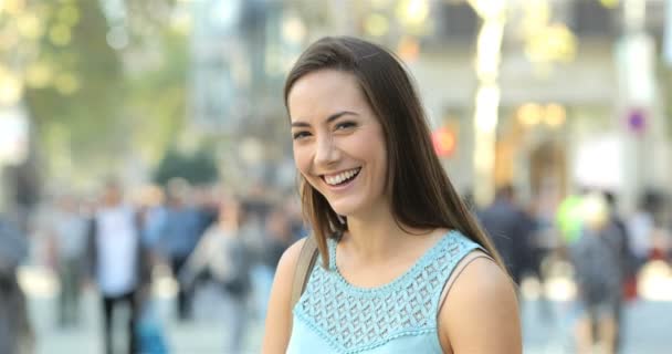 Visão Frontal Retrato Uma Senhora Feliz Gesticulando Polegares Rua — Vídeo de Stock