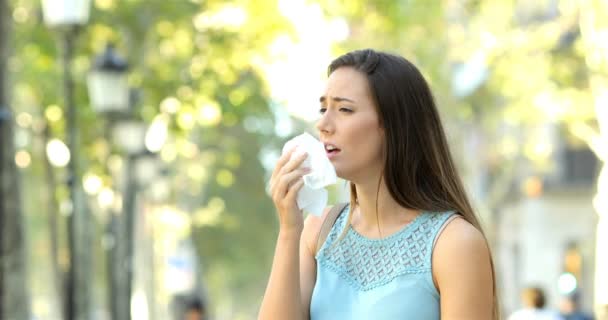 Άρρωστη Γυναίκα Φτέρνισμα Που Καλύπτουν Στόμα Ένα Χαρτομάντιλο Στο Δρόμο — Αρχείο Βίντεο