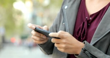 Sokakta bir akıllı telefon üzerinde video oyun oynarken bir kadın el yakın çekim