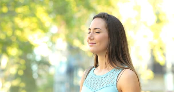 Mujer Feliz Respirando Aire Fresco Profundo Calle Con Árboles Fondo — Vídeos de Stock