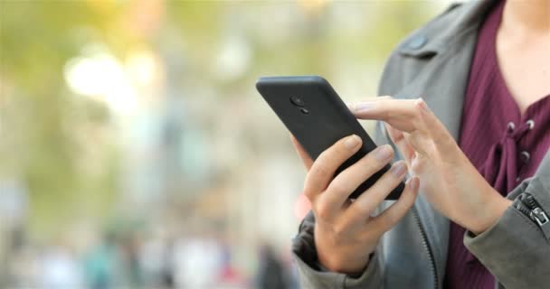 Närbild Kvinna Händer Surfar Telefoninnehåll Gatan — Stockvideo