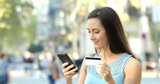 Mujer Feliz Pagando Línea Con Tarjeta Crédito Teléfono Inteligente Calle — Vídeo de stock