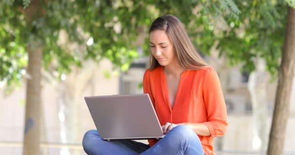 Mulher Séria Usa Laptop Escrevendo Mails Sititng Banco Parque — Vídeo de Stock