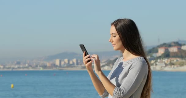 Yan Görünümü Sahilde Bir Akıllı Telefon Olarak Heyecan Verici Içeriği — Stok video