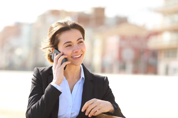 Heureuse Femme Affaires Parlant Téléphone Assise Sur Banc Dans Parc — Photo