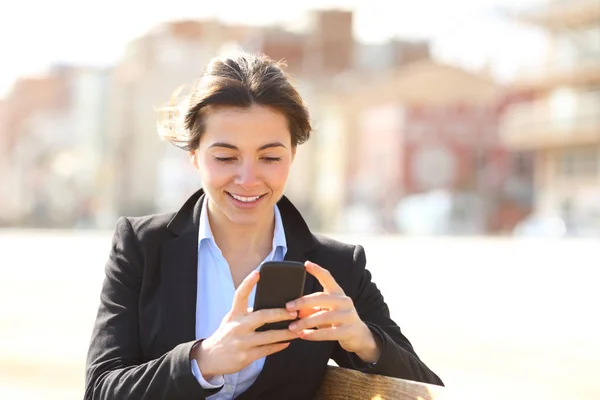 Glückliche Geschäftsfrau Die Auf Einer Bank Park Sitzt Und Smartphone — Stockfoto