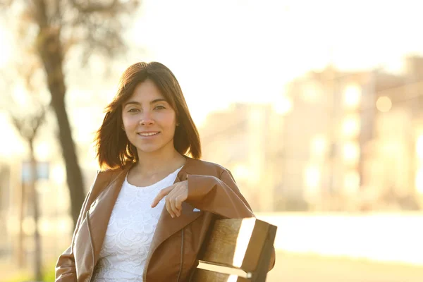 Feliz Mujer Confiada Mirando Cámara Sentada Banco Parque —  Fotos de Stock