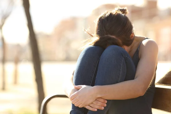 Mujer Triste Quejándose Ocultar Cara Rodillas Sentado Banco Parque —  Fotos de Stock