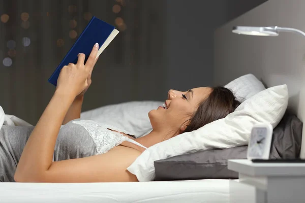 Perfil Una Mujer Feliz Leyendo Libro Acostada Cama Noche Casa —  Fotos de Stock