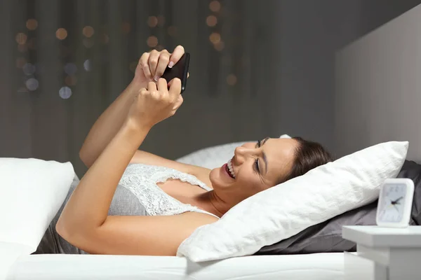 Happy Girl Menonton Video Atau Bermain Game Smartphone Berbaring Tempat — Stok Foto