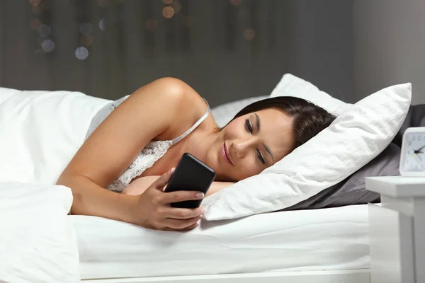 Wanita Santai Menggunakan Telepon Pintar Malam Hari Berbaring Tempat Tidur — Stok Foto