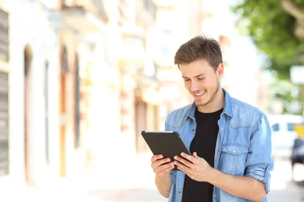 Hombre Feliz Usando Una Tableta Para Ver Contenido Línea Pie —  Fotos de Stock