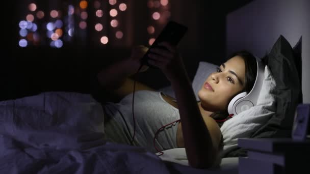 Fille Colère Utilisant Téléphone Écrasé Couché Sur Lit Dans Nuit — Video