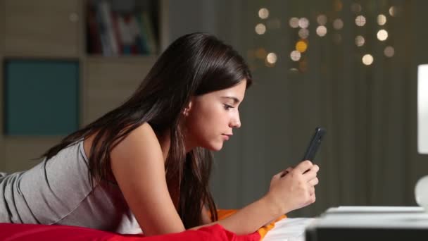 Visão Lateral Retrato Uma Adolescente Séria Escrevendo Mensagens Telefone Inteligente — Vídeo de Stock