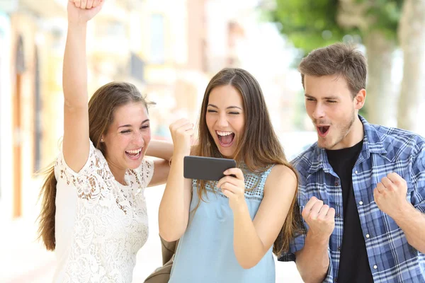 Excited Friends Watching Media Content Smartphone Street — Stock Photo, Image