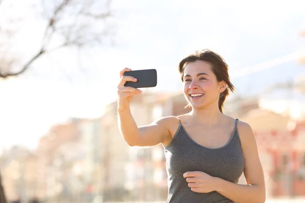 Ευτυχισμένη Γυναίκα Εγγραφή Βίντεο Ένα Smartphone Εξωτερικούς Χώρους Στην Οδό — Φωτογραφία Αρχείου