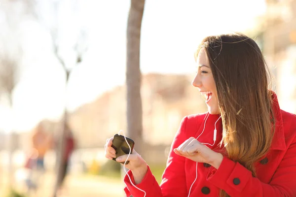 Menina Feliz Vermelho Ouvindo Música Cantando Dançando Parque Inverno — Fotografia de Stock